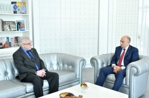 Mədəniyyət naziri Anar Kərimov kinorejissor Oleq Səfərəliyevlə görüşüb