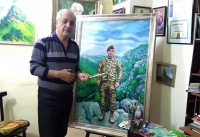 Rəsm qalereyası: Rəssam Qafar Sarıvəlli və onun yaratdığı şəhid Yunis Kazımovun portreti.