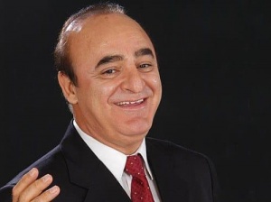 &ldquo;Ayrılıq&rdquo; oxudu, ikiyə b&ouml;l&uuml;nm&uuml;ş xalqı ağlatdı