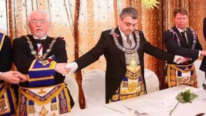 Dağlar günü, Massonlar və Biq Benin dayanması