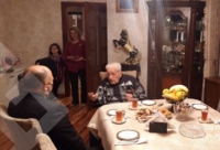 Nazir Anar Kərimov Xalq artisti Əlibaba Məmmədovu evində ziyarət edib