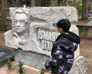 Günün fotosu: Balaca İsmayıl böyük İsmayılın məzarı önündə