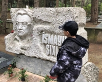 Günün fotosu: Balaca İsmayıl böyük İsmayılın məzarı önündə