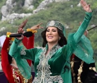G&uuml;l yanaqlı G&uuml;lyanaq xanım...