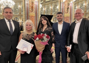 Əməkdar artist Adilə Əliyeva Parisdə platin medalla təltif olunub