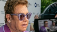 Elton Con son 60 ildə daimi olaraq Britaniya musiqi çartlarının Top 10-na düşən ilk musiqiçi oldu