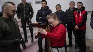 Günün fotosu:  Lvovda əhaliyə silahla davranış öyrədilir
