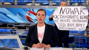 Canlı efirdə Putinizmə “yox” deyən Marina Ovsyannikovanın taleyi barədə heç nə bilinmir