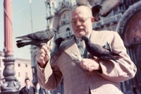 1954-cü il. Venetsiya. San-Marko meydanı. Ernest Hemenquey göyərçinlərlə.