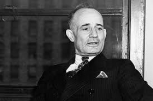 Napoleon Hill: “Bu çox vacibdir, əvvəl özünün xoşuna gəlməlisən, sonra başqalarının”
