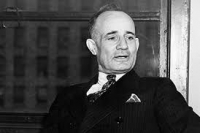 Napoleon Hill: “Bu çox vacibdir, əvvəl özünün xoşuna gəlməlisən, sonra başqalarının”