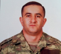 Hərbi maşını çiynində saxlayan qəhrəman