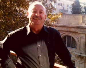 “Uşaq Evi&quot;ni on ilə yaxın ərzaq və paltarla təmin edən adam...