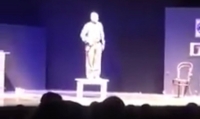 Qrip teatrı repertuarını dəyişməyə məcbur edib
