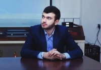“Qadını ucaltmağa gərək yoxdur&quot; - Şair Elromanla müsahibə