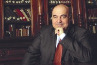 O, Azərbaycandan kənarda da öz psixoloji və siyasi detektivləri ilə maraqla oxunur – ÇİNGİZ ABDULLAYEVİN DOĞUM GÜNÜDÜR
