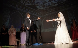 "Arşın mal alan" Vankuver səhnəsində