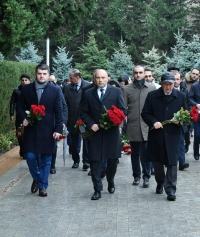 Mədəniyyət Nazirliyinin kollektivi Ümummilli Lider Heydər Əliyevin məzarını ziyarət edib