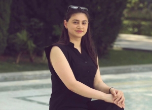 “Xəstəlik kimisən, əzizim, yoluxmaq istəyirəm sənə...” – İlahə Abbasovanın debütü