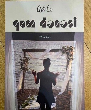 Adelanın ilk kitabı - “Qum dənəsi” işıq üzü gördü