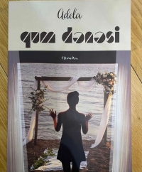 Adelanın ilk kitabı - “Qum dənəsi” işıq üzü gördü