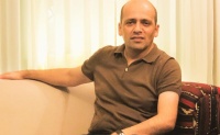 Onun yanğılı, həzin, eləcə də tenor çalarları olan səsi
