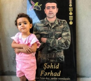 İncinin təbəss&uuml;m&uuml;