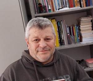 “Bütün millətlər öz ədəbiyyatlarını kərpic-kərpic inşa edir” – ALBANİYALI YAZIÇI RİFAT İSMAİLİ İLƏ MÜSAHİBƏ