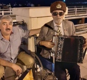“Qoy bir az da qarmon danışsın…”