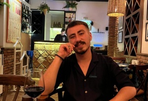 Bəzən ehtiras, bəzən sükut, bəzən də qəhərli bir təbəssüm... -ESSE