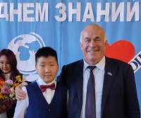 Saxa Parlamentinin azərbaycanlı deputatı Bilik günündə məktəbliləri və valideyinləri sevindirib