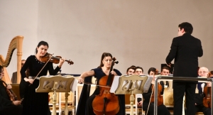 Simfonik Orkestr Filarmoniyanın səhnəsində çıxış edib