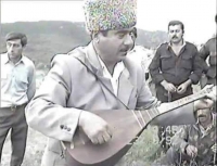 Bir Kərəm ağlayır pərdələr üstə və ya doğulduğu gündə ölən adam