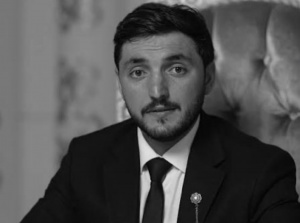 Səddam La&ccedil;ın: "Gəncliyi sevməyən qocalar və qocaları sevməyən gənclər cəmiyyəti u&ccedil;uruma aparır"