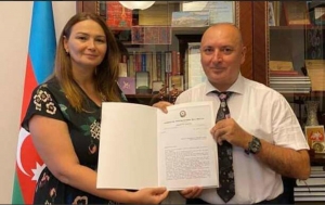 Milli Məclisdə komitə sədri yazıçını təbrik etdi