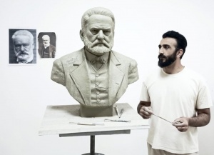 Heykəltəraş Hüqonun büstünü yaratdı