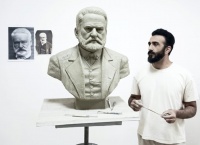 Heykəltəraş Hüqonun büstünü yaratdı