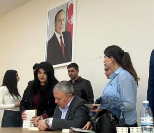 Bərdədə Elxan Elatlı ilə g&ouml;r&uuml;ş və imza g&uuml;n&uuml; ke&ccedil;irilib