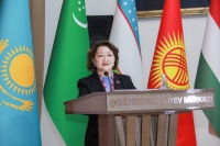 Aktotı Raimkulova Bəxtiyar Vahabzadənin 100 illiyi münasibətilə keçirilən konfransda çıxış edib
