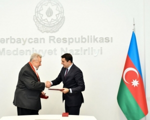 Mədəniyyət Nazirliyində Yuli Qusmana “Şərəf” ordeni təqdim edilib