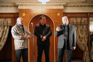 Özbəkistan teatrının aktyorları Bakıda alqışlarla qarşılanıb