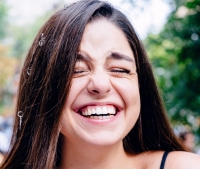 Gülümsə, ən yaxşı və bahalı aksesuar elə gülümsəməkdir…