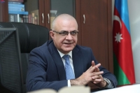 O körpüsalandır, o yolçəkəndir…