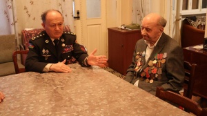 Polkovnik Cəlil Xəlilov 102 yaşlı m&uuml;haribə veteranı Qaflan &Ouml;mərovu ziyarət edib