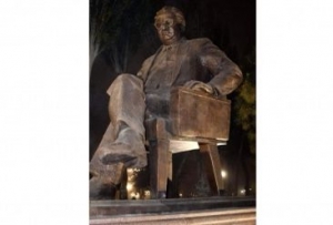 Günay Əfəndiyeva Daşkənddə Maqsud Şeyxzadənin heykəlini ziyarət edib